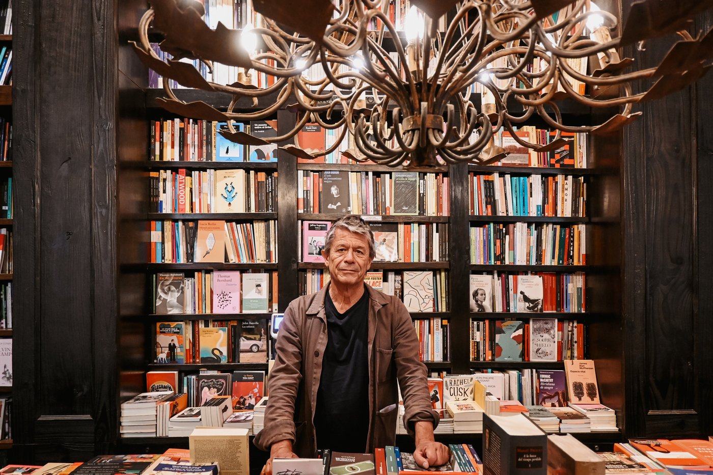 Emmanuel Carrère de pie en la librería Eterna Cadencia, Buenos Aires
