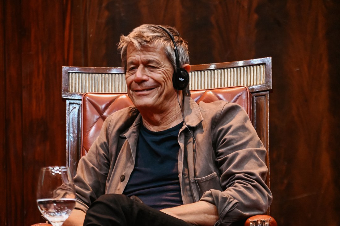 Emmanuel Carrère conversando con la prensa durante su visita a Buenos Aires