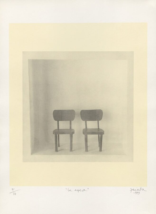 Fotografía de una silla vacía, obra de arte relacionada con la nota